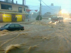 En tan solo minutos de intensa lluvia, las calles de Asunción se convierten en una trampa mortal.